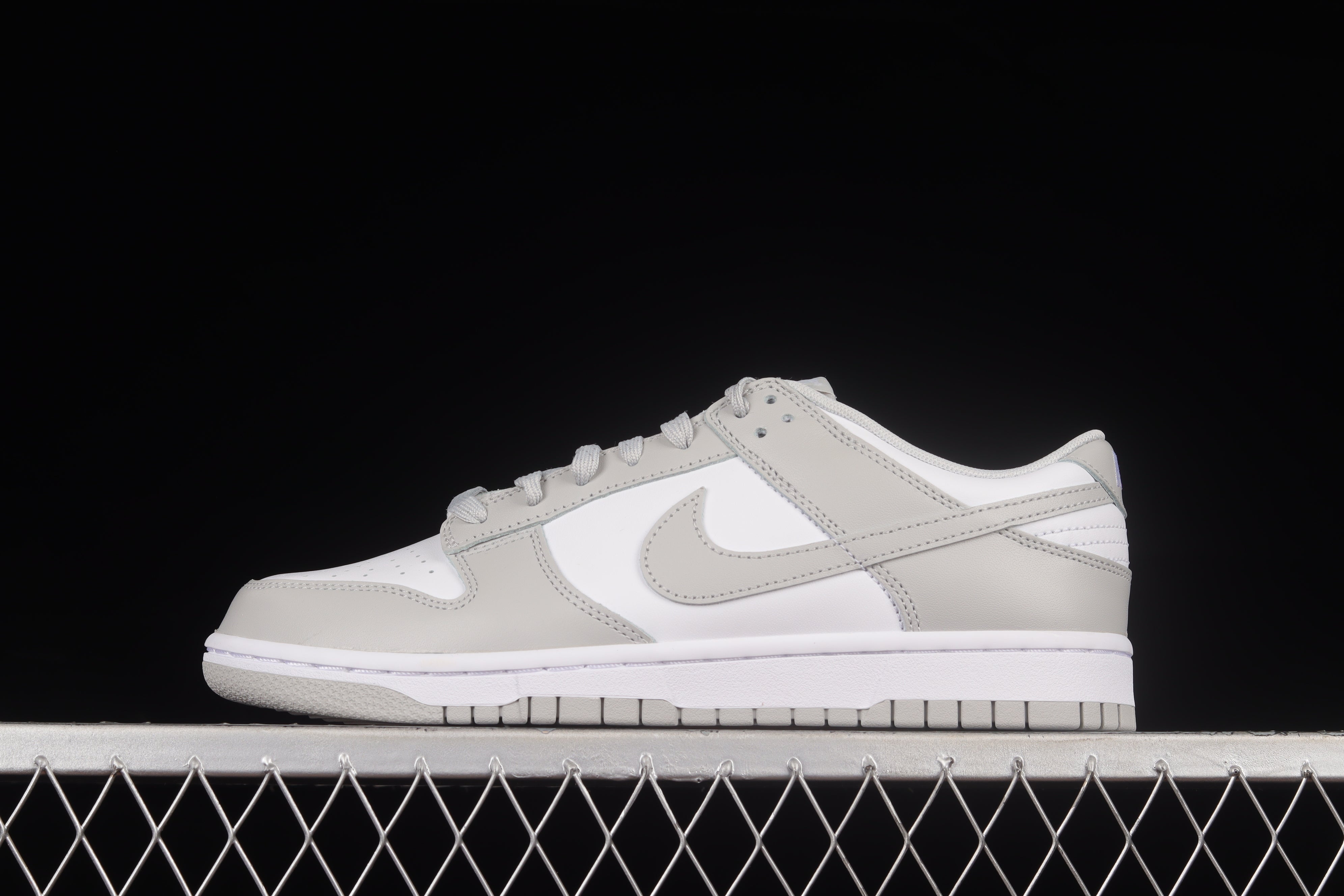 NikeWMNS SB Dunk Low - Grey Fog