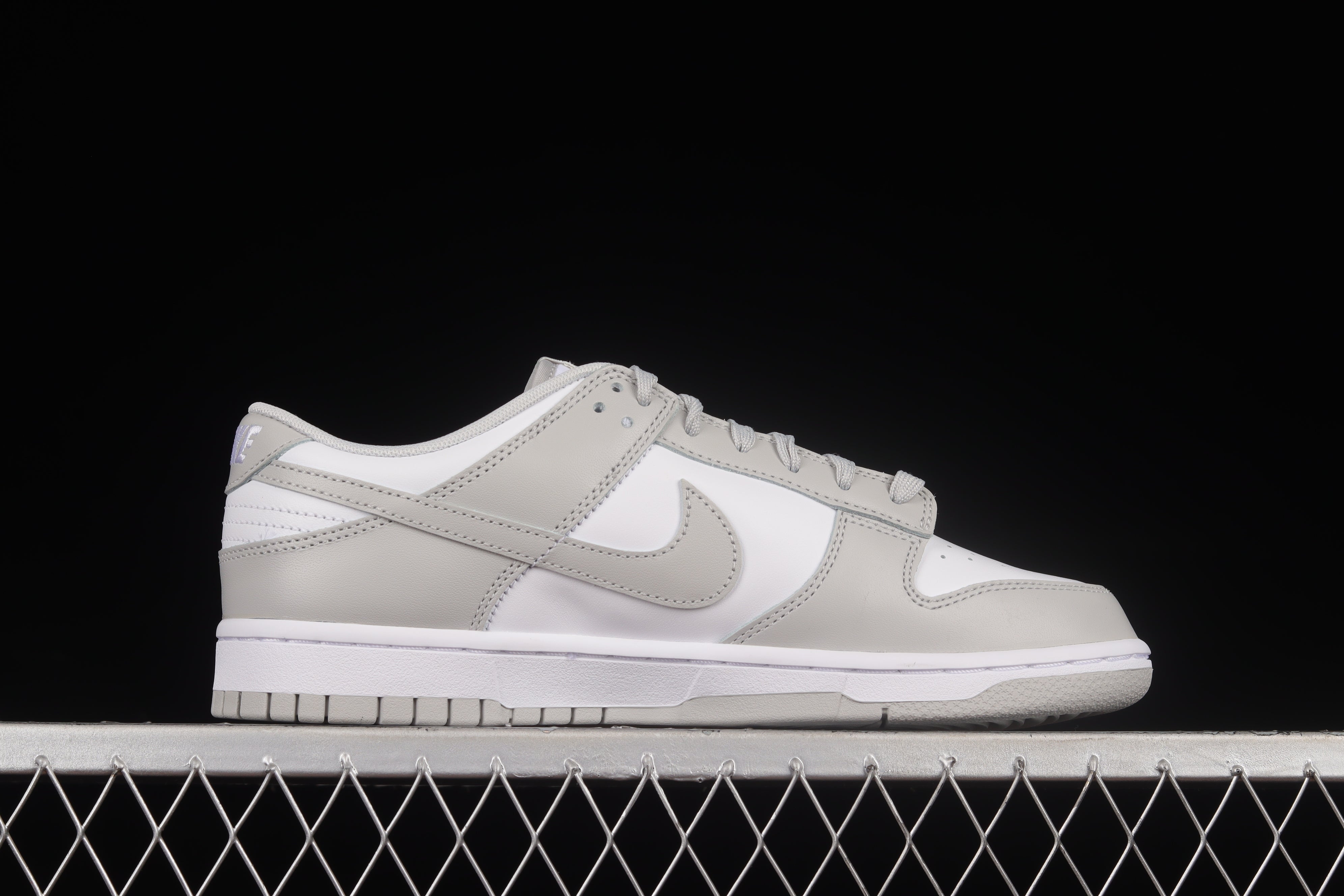 NikeWMNS SB Dunk Low - Grey Fog