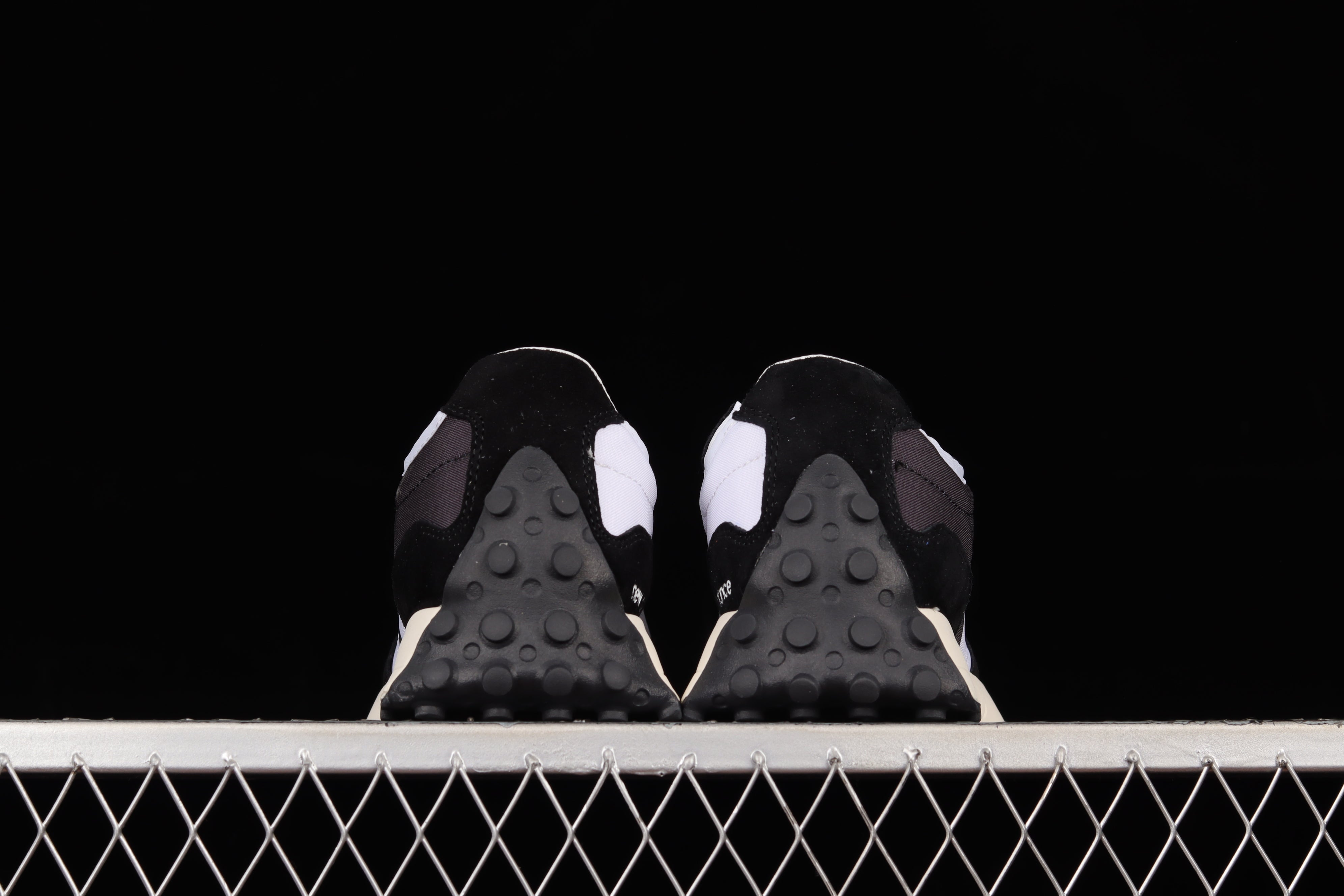 New Balance 327 - Black