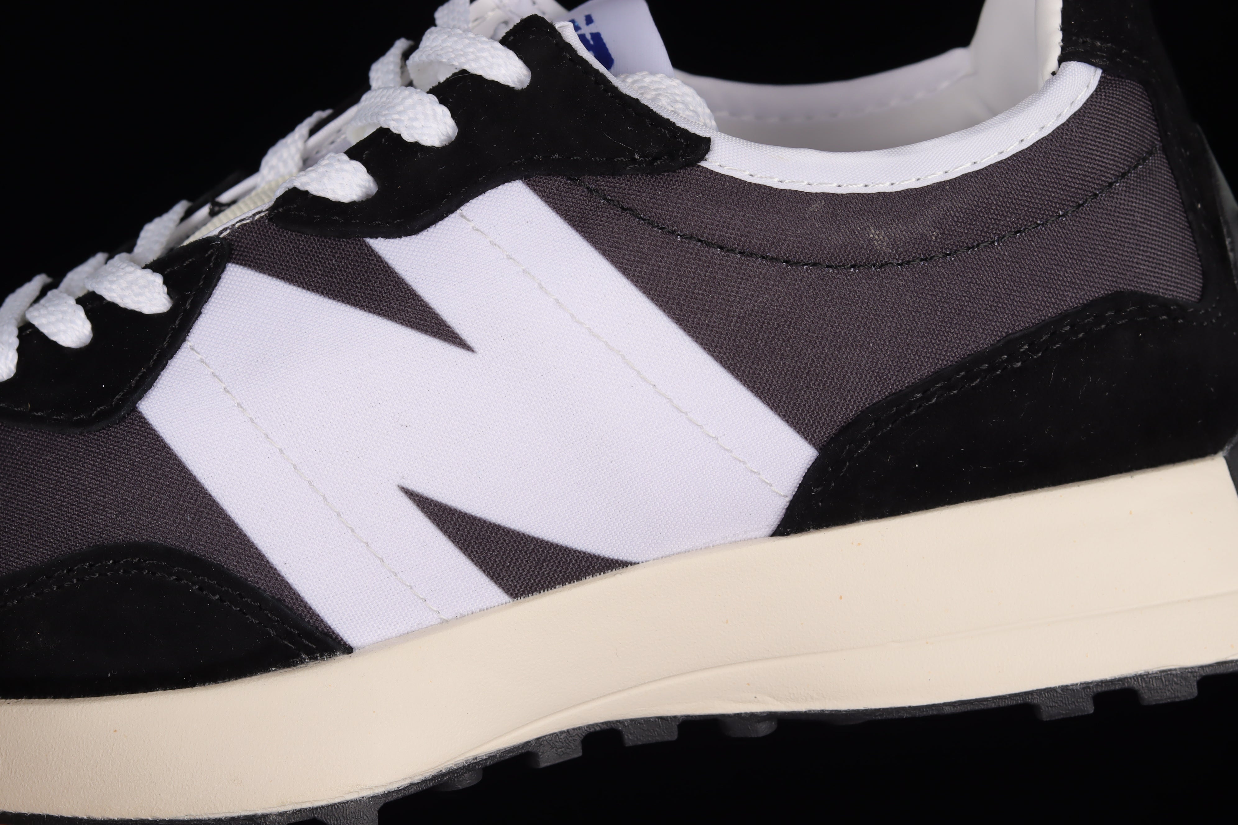 New Balance 327 - Black