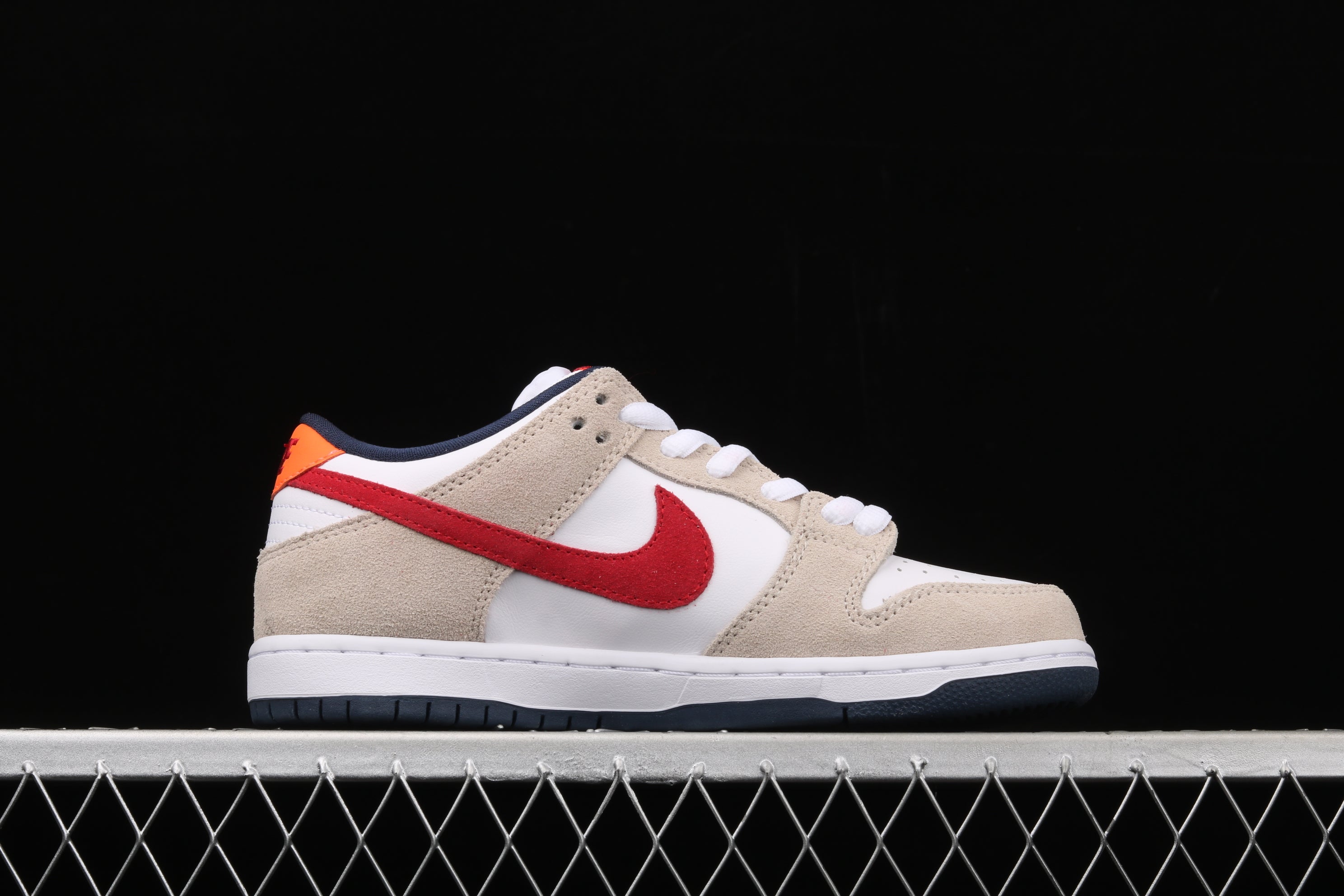 NikeSB Dunk Low Pro - Crimson Sail