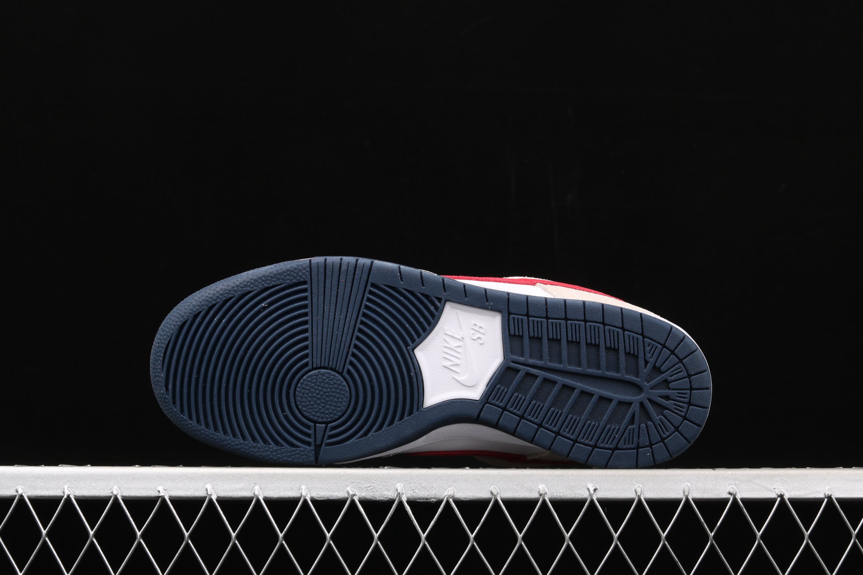 NikeSB Dunk Low Pro - Crimson Sail