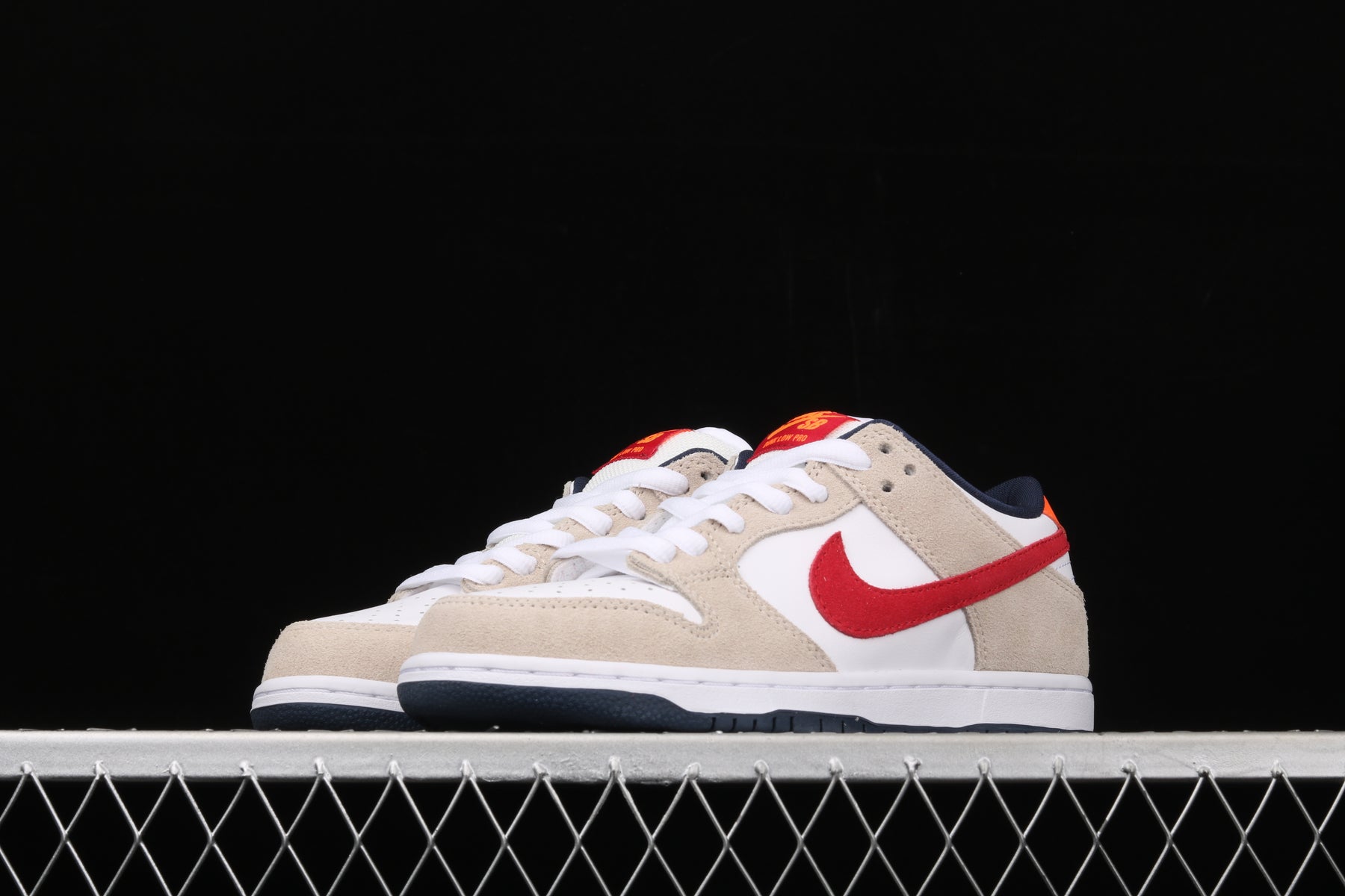NikeSB Dunk Low Pro - Crimson Sail