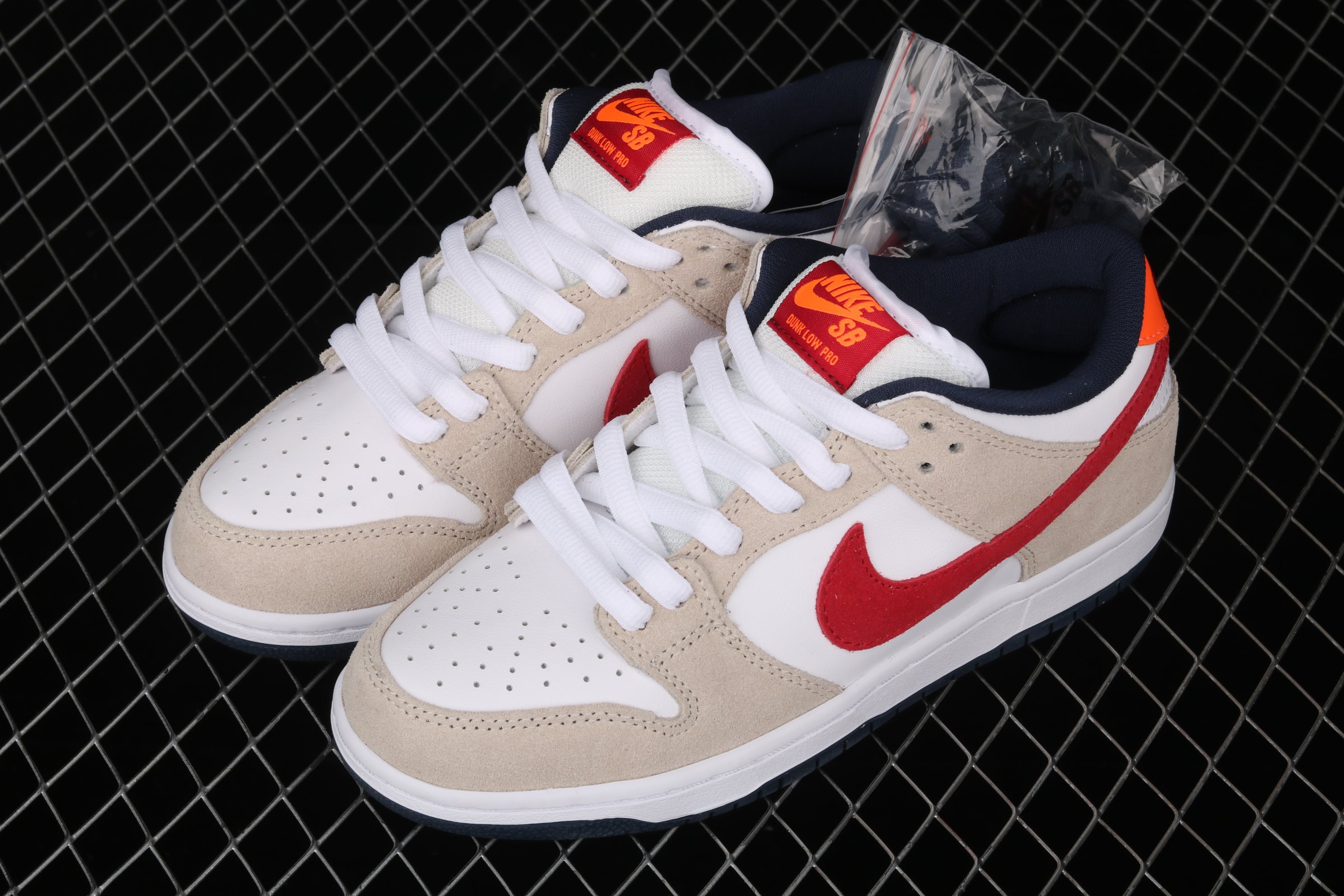 NikeSB Dunk Low Pro - Crimson Sail