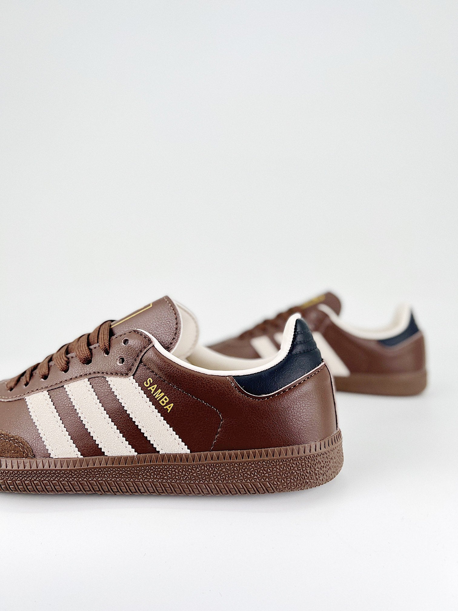 adidasUnisex Samba - Clay Brown