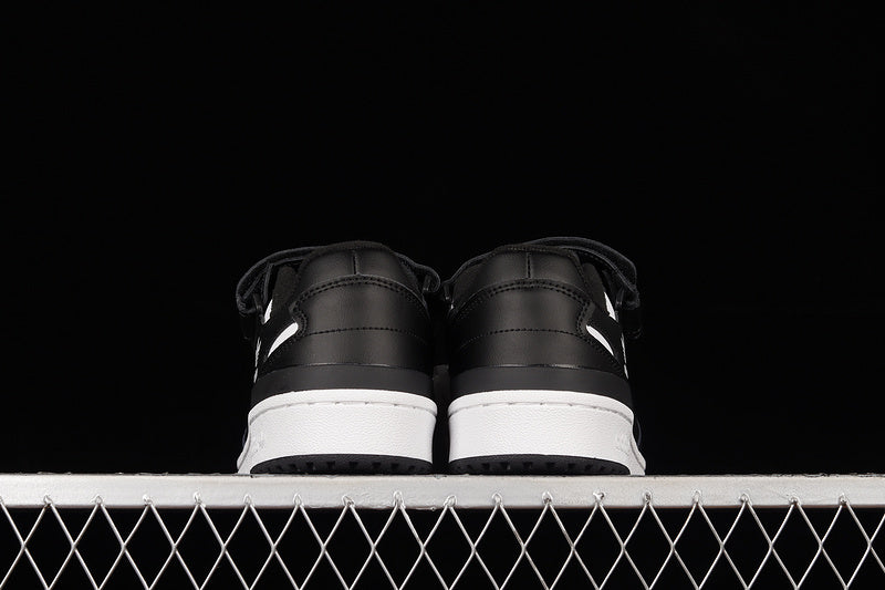 adidasMens Forum Low - Panda