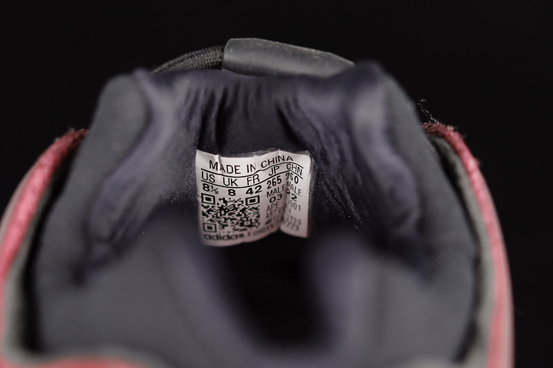 adidasUnisex Yeezy 700 V3 - Fade Carbon