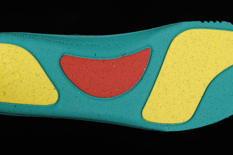 adidasUnisex Yeezy 700 V3 - Fade Carbon