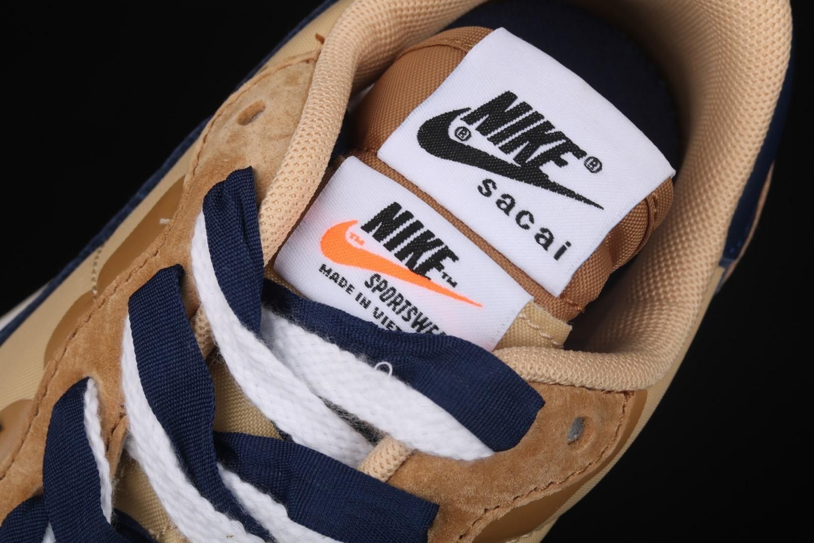 NikeUnisex x sacai VaporWaffle - Sesame and Blue Void