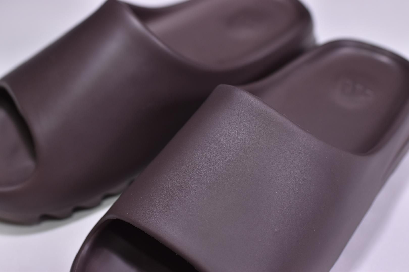 adidasUnisex YEEZY Slide - Soot