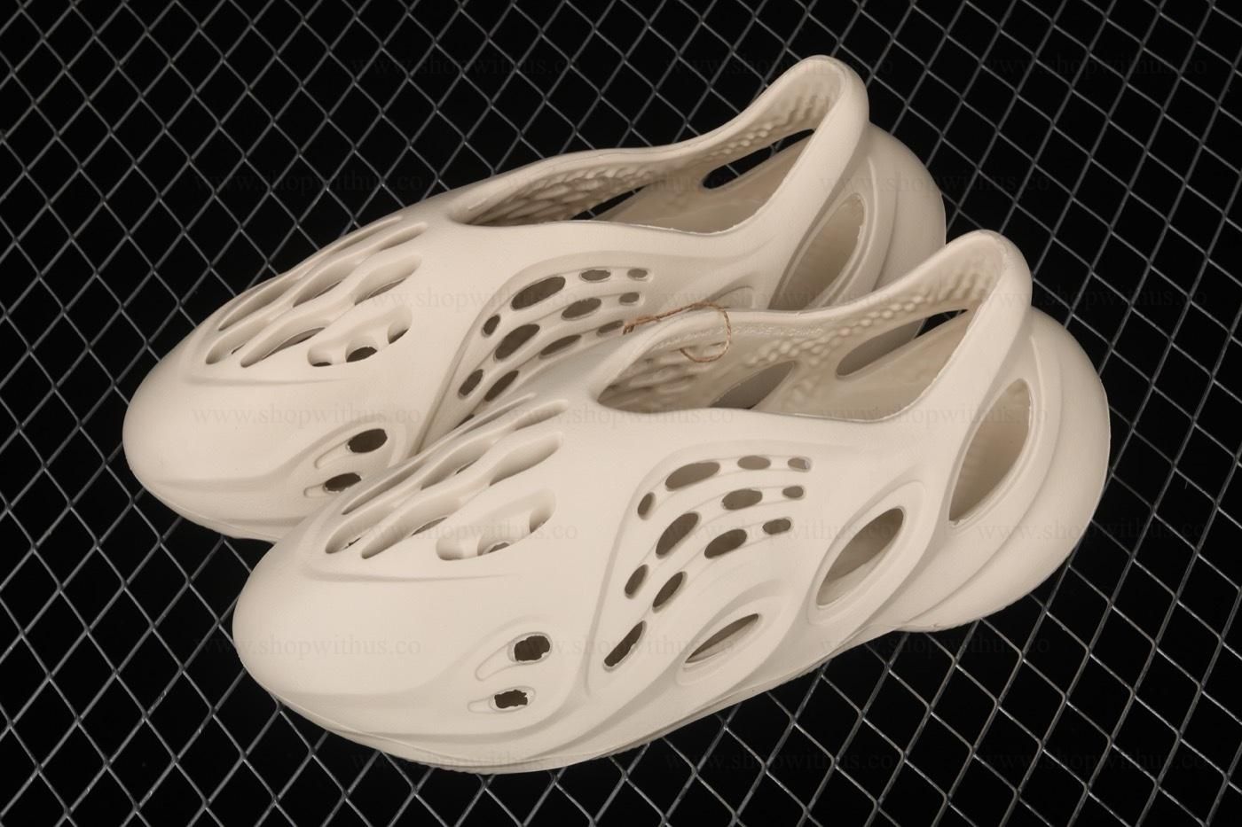 adidasUnisex Yeezy Foam RNNR - Sand