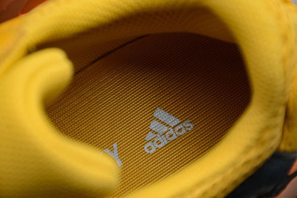 adidasUnisex YEEZY Boost 700 - Sun