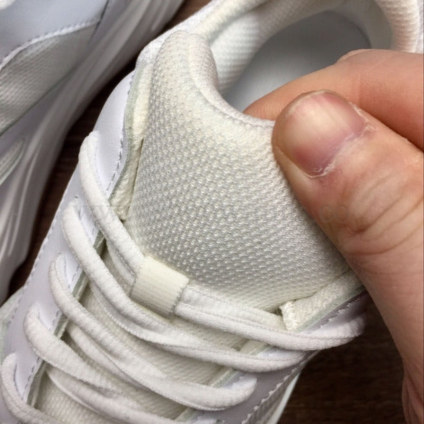 adidasUnisex YEEZY Boost 700 - White/Gum