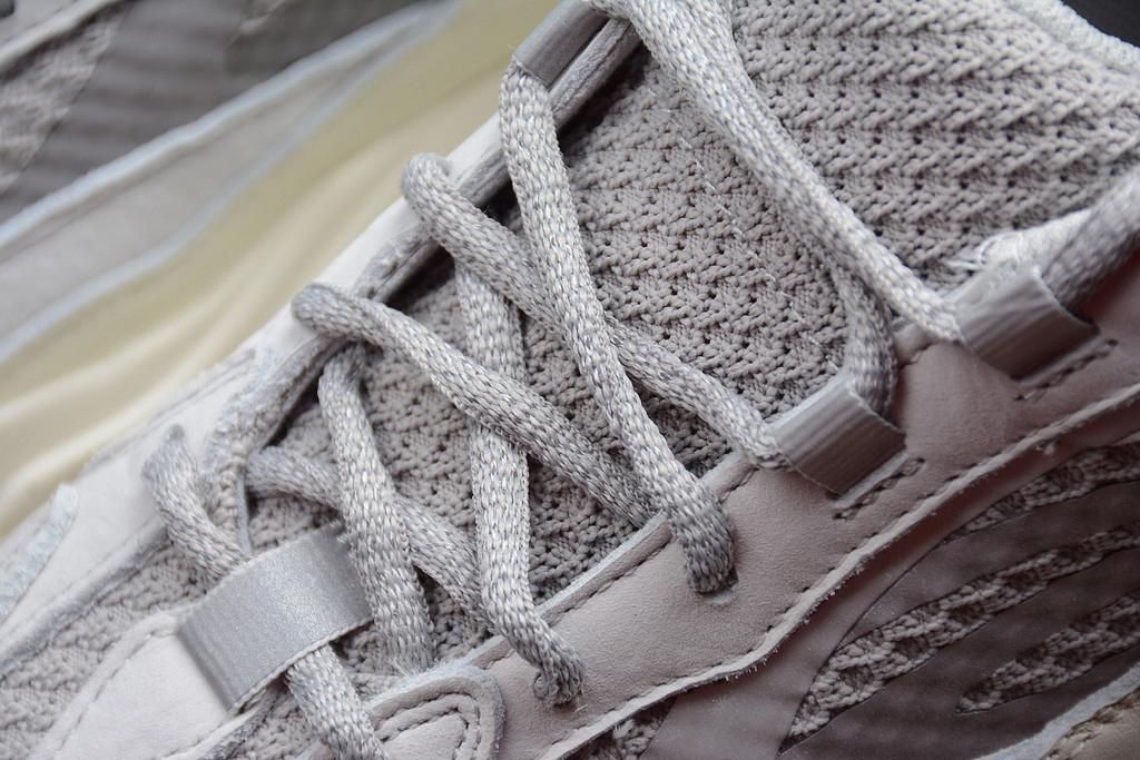 adidasUnisex YEEZY Boost 700 V2 - Static