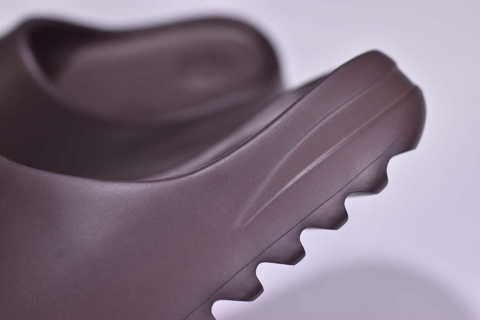 adidasUnisex YEEZY Slide - Soot