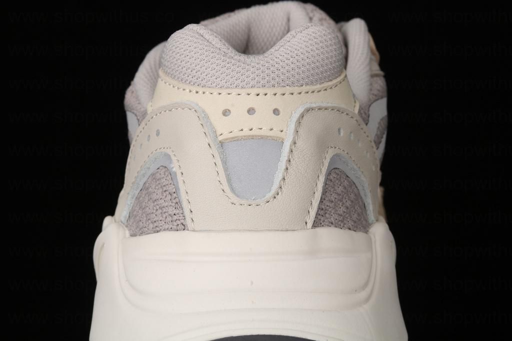 adidasYEEZY Boost 700 V2 - Cream