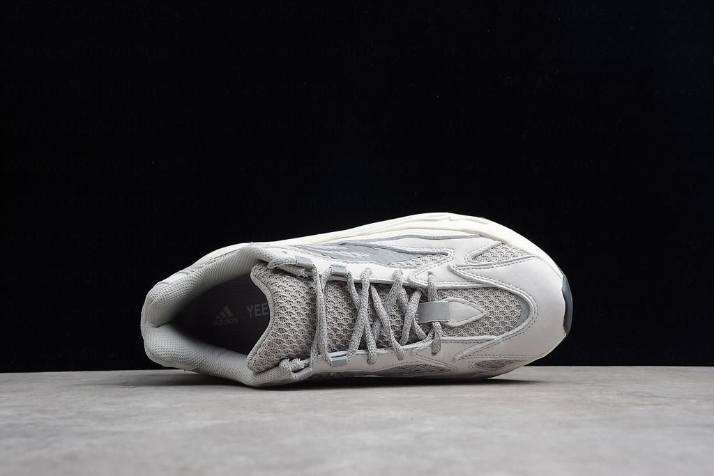 adidasUnisex YEEZY Boost 700 V2 - Static