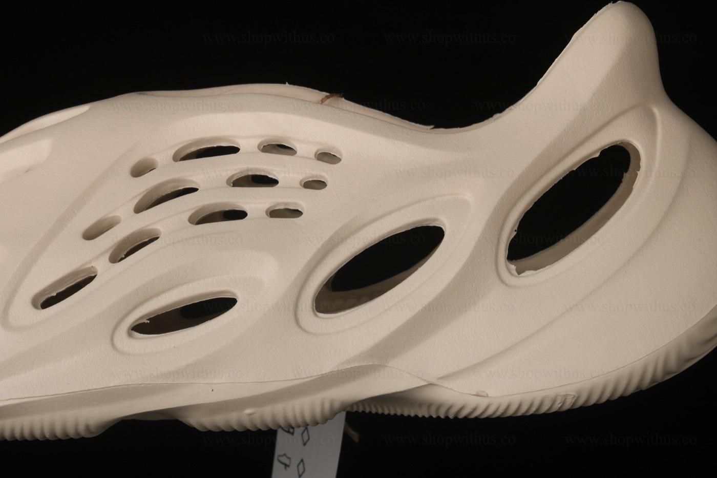 adidasUnisex Yeezy Foam RNNR - Sand