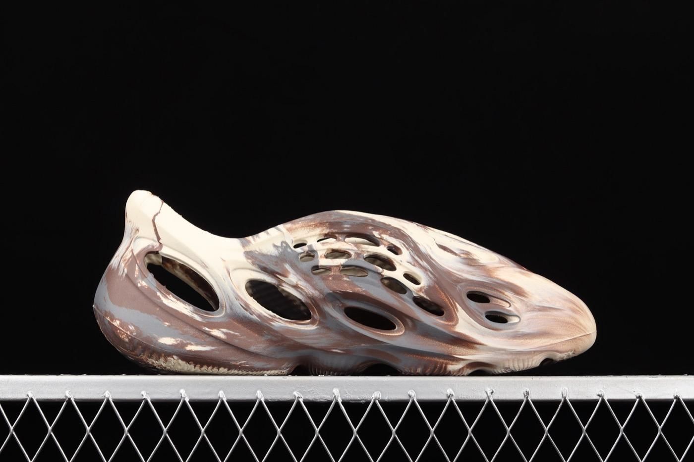 adidasUnisex Yeezy Foam RNNR - MX Cream Clay