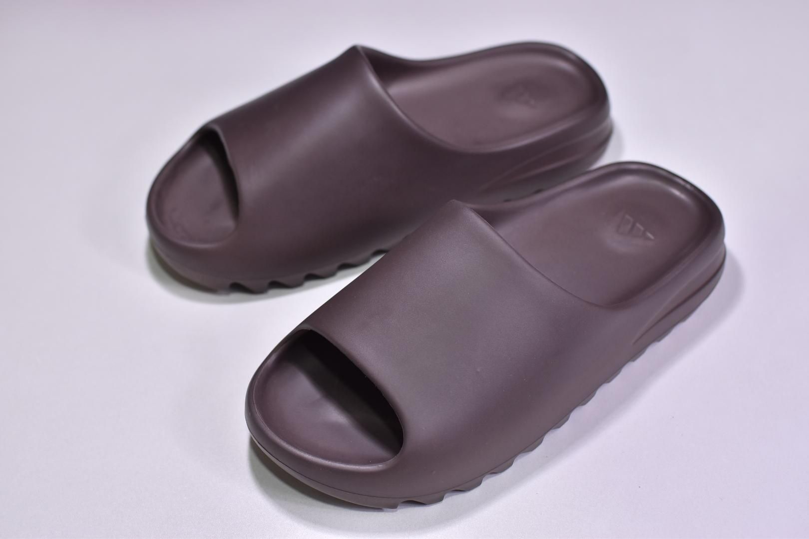 adidasUnisex YEEZY Slide - Soot