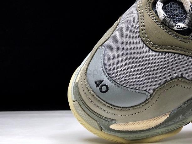 BalenciagaUnisex Triple S - Grey