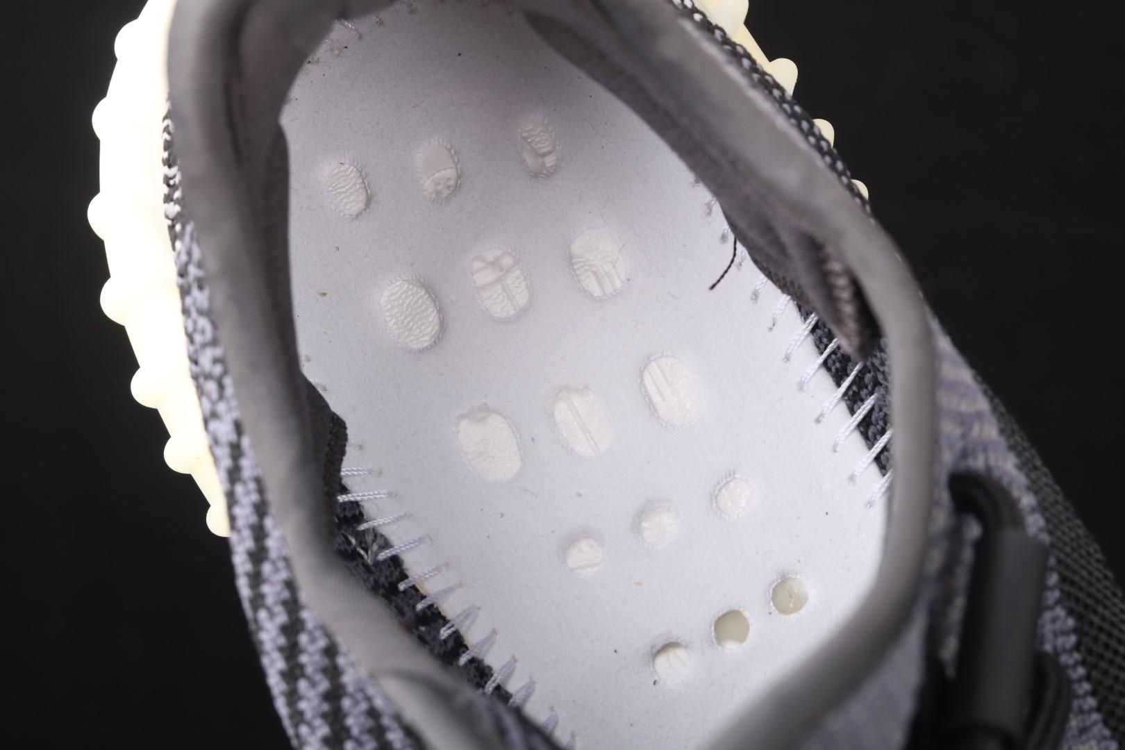 adidasUnisex Yeezy Boost 350 V2 - Carbon