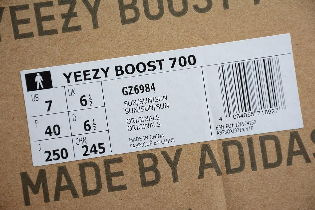 adidasUnisex YEEZY Boost 700 - Sun