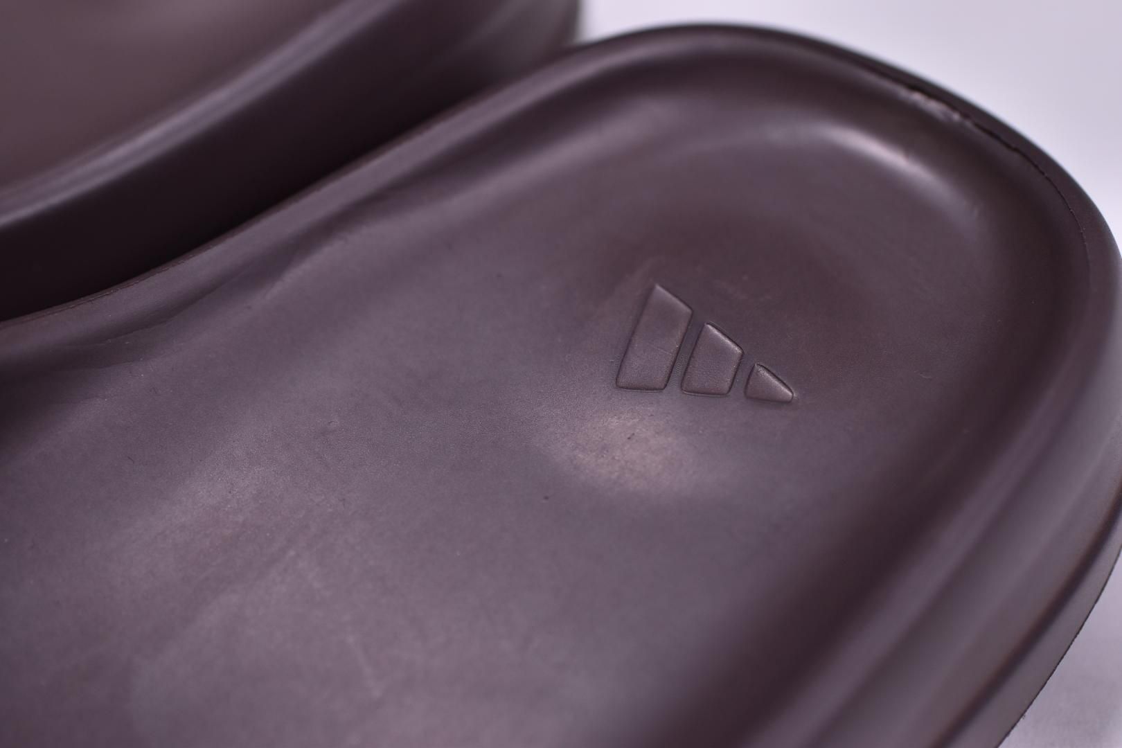 adidasUnisex YEEZY Slide - Soot