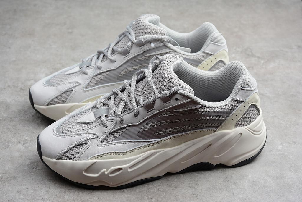 adidasUnisex YEEZY Boost 700 V2 - Static