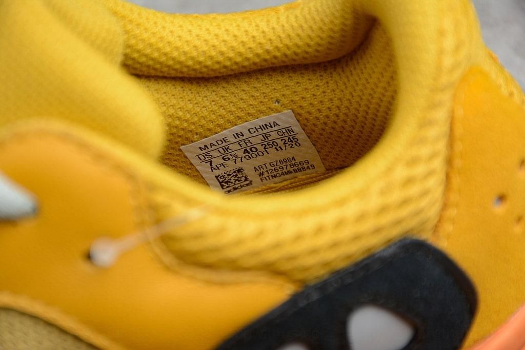 adidasUnisex YEEZY Boost 700 - Sun