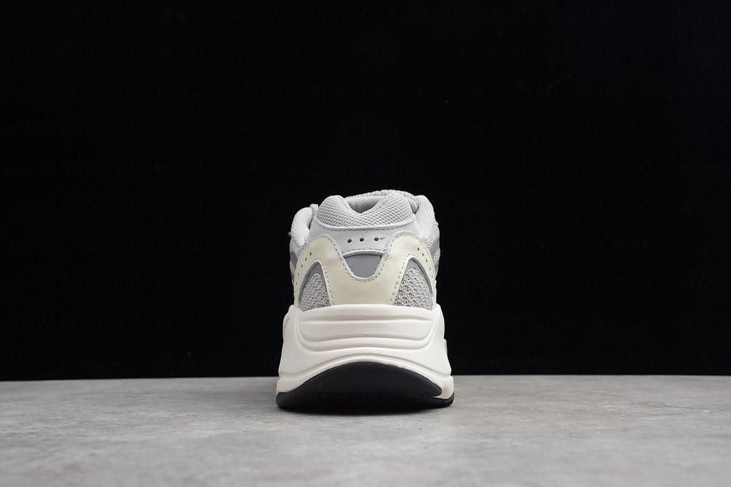 adidasUnisex YEEZY Boost 700 V2 - Static