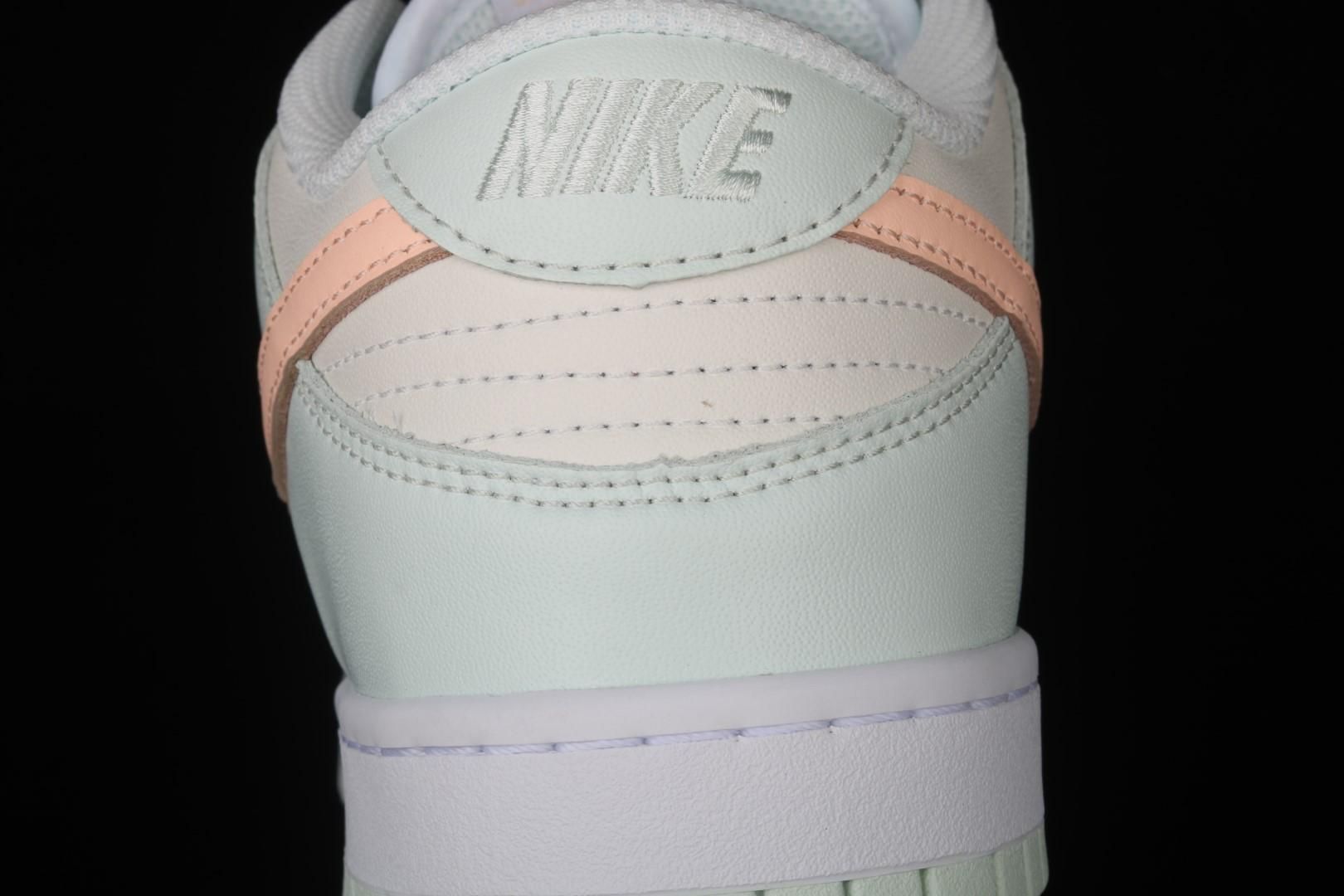 NikeUnisex Dunk Low - Barely Green