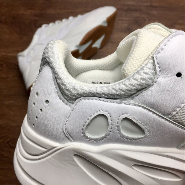 adidasUnisex YEEZY Boost 700 - White/Gum