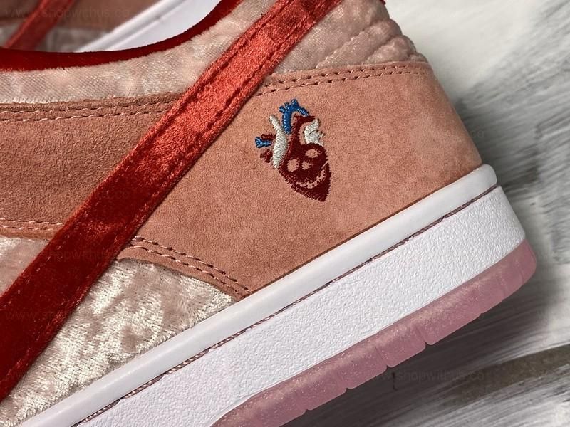 NikeSB Dunk Low - Strange Love