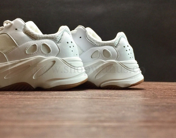 adidasUnisex YEEZY Boost 700 - White/Gum