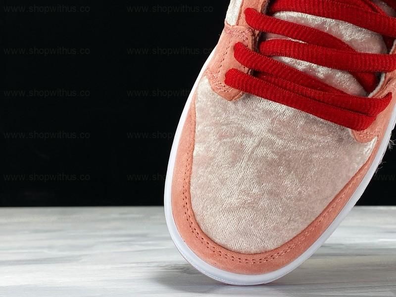 NikeSB Dunk Low - Strange Love