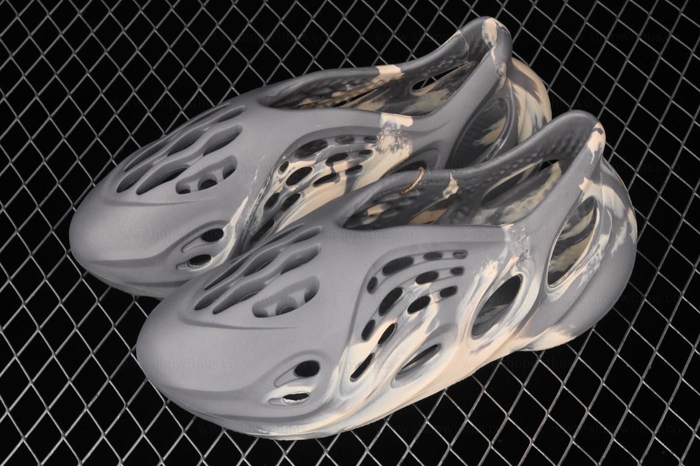 adidasUnisex Yeezy Foam RNNR MXT - Moon Gray