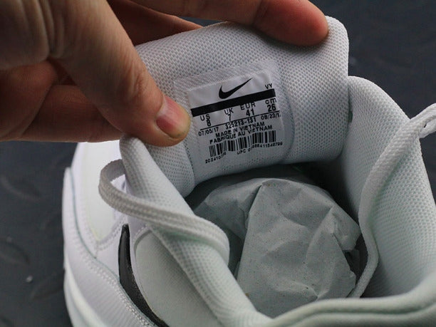 NikeUnisex Air Max 90 Essential Running Shoe - White/Black/White