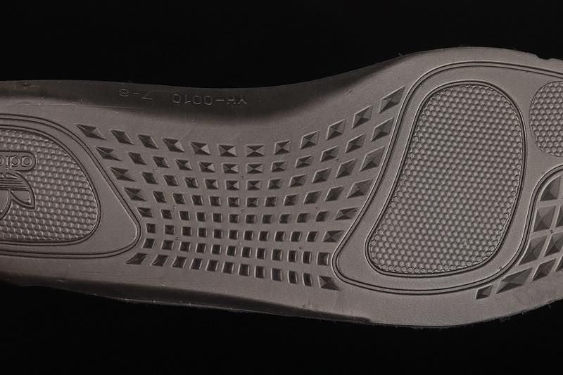 adidasUnisex Yeezy Boost 350 V2 - Dazzling Blue