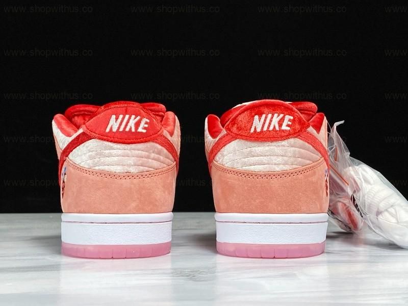 NikeSB Dunk Low - Strange Love