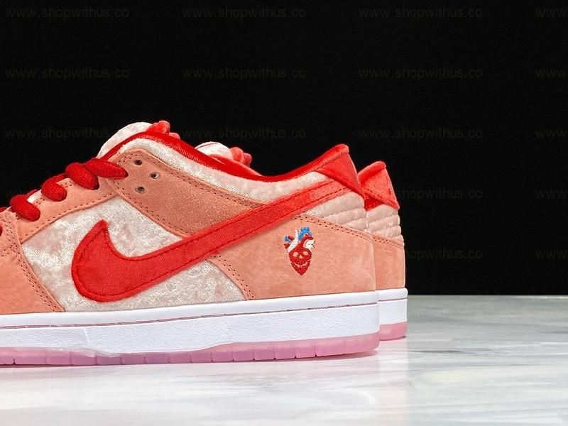 NikeSB Dunk Low - Strange Love
