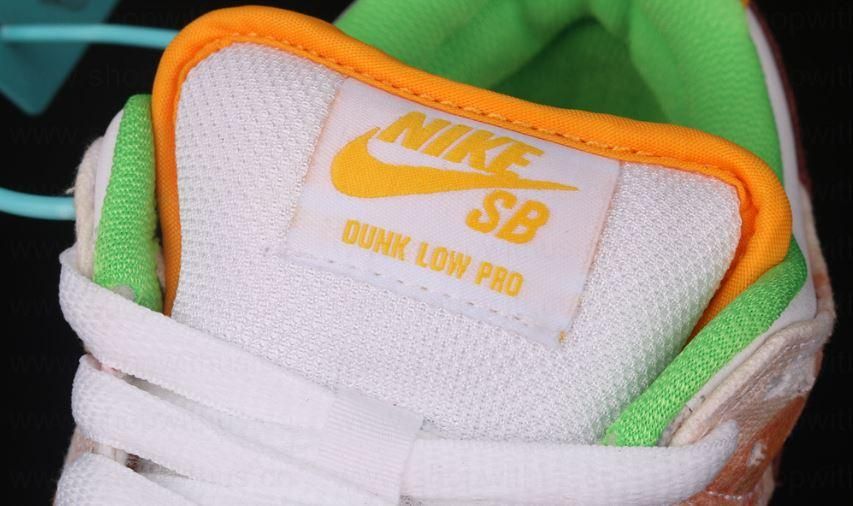 NikeSB Dunk Low - Street Hawker