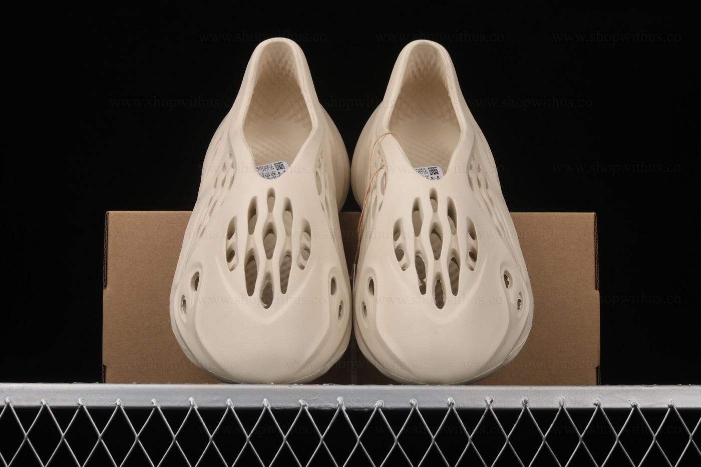 adidasUnisex Yeezy Foam RNNR - Sand