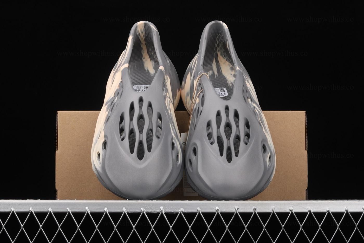 adidasUnisex Yeezy Foam RNNR MXT - Moon Gray