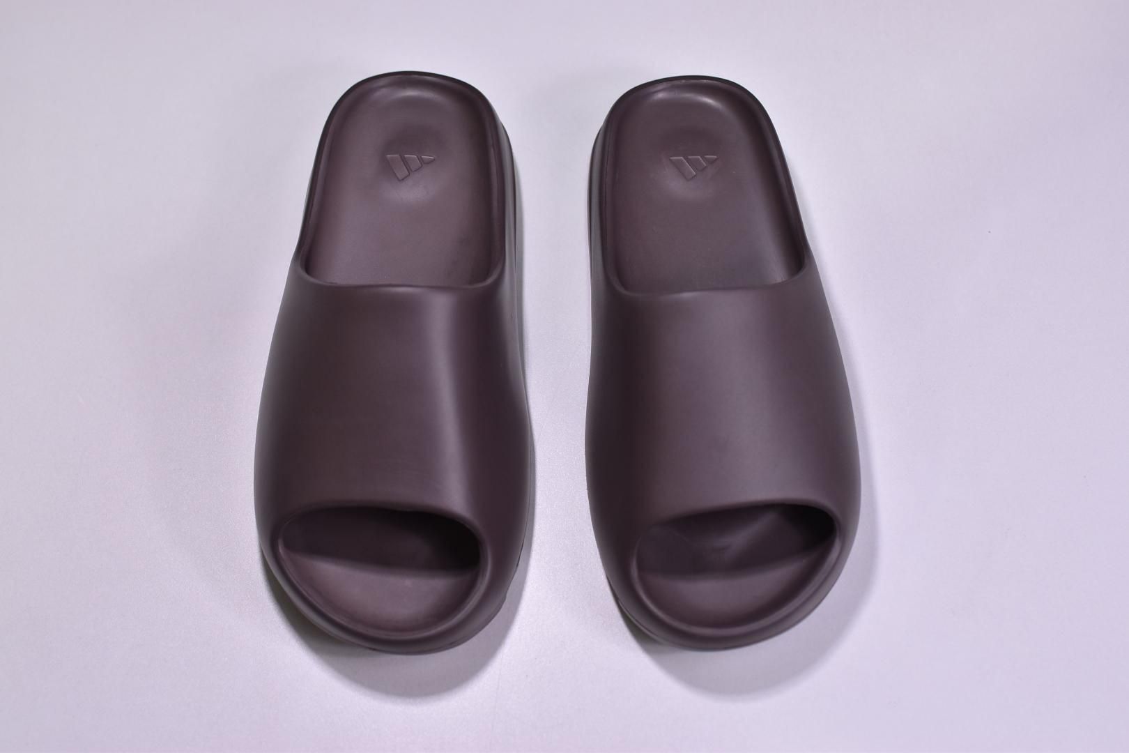 adidasUnisex YEEZY Slide - Soot