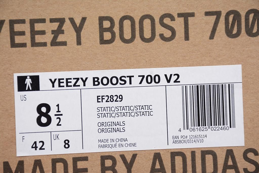 adidasUnisex YEEZY Boost 700 V2 - Static