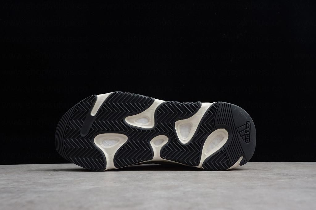 adidasUnisex YEEZY Boost 700 V2 - Static