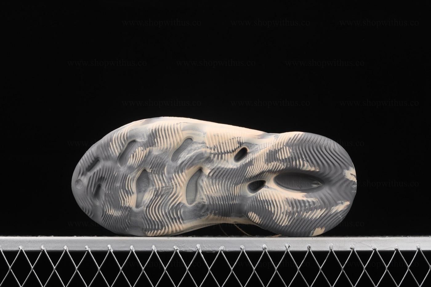 adidasUnisex Yeezy Foam RNNR MXT - Moon Gray