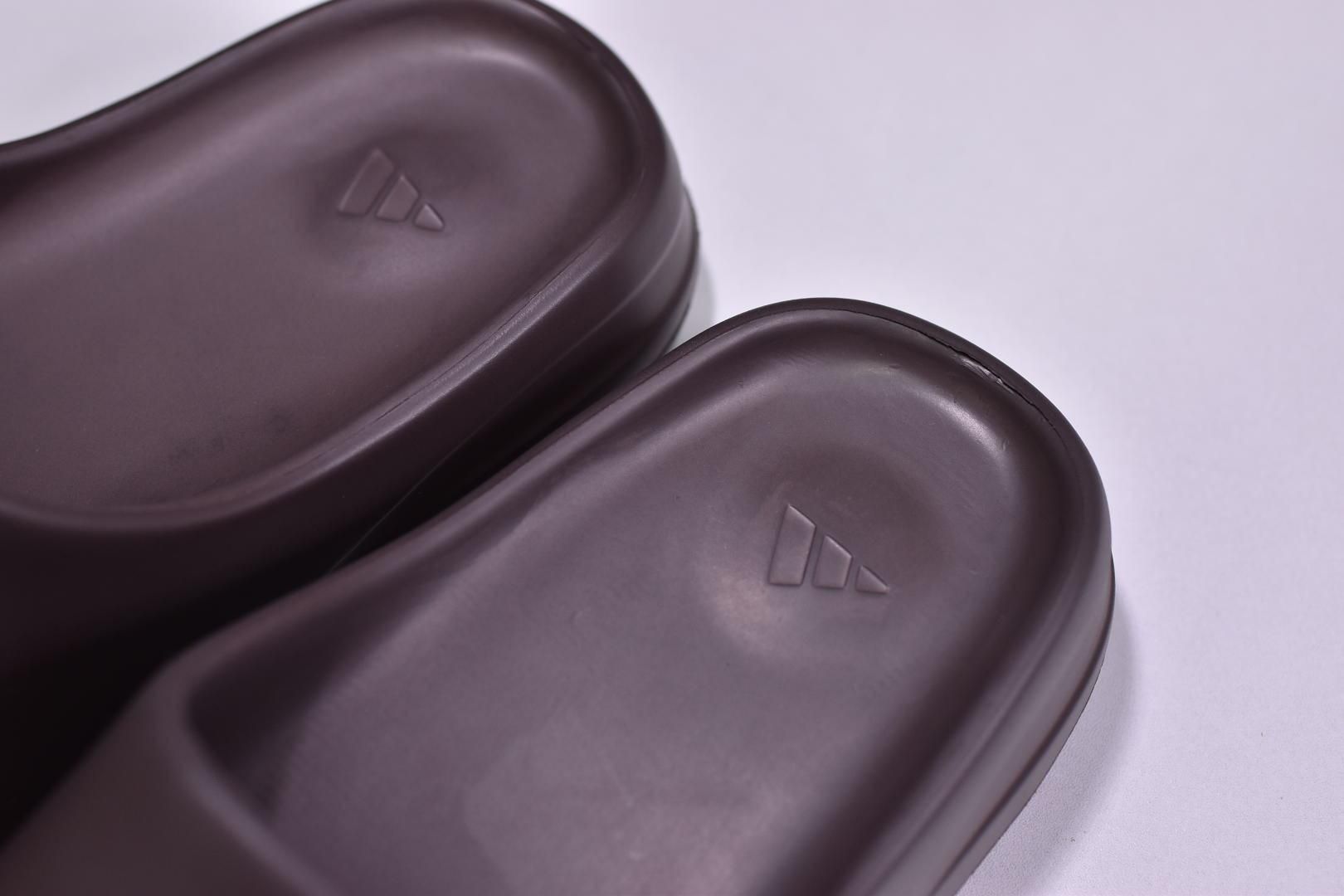 adidasUnisex YEEZY Slide - Soot