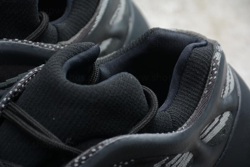 adidasOriginals YEEZY 700 V3 - Alvah